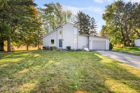 Photo of 18574 W State Route 105, Elmore, OH 43416 (MLS # 10000431) Photo of 18574 W State Route 105, Elmore, OH 43416 (MLS # 10000431)