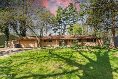 Photo of 3137 W Lincolnshire Boulevard, Toledo, OH 43606 (MLS # 10006611)