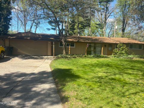 Photo of 3137 W Lincolnshire Boulevard, Toledo, OH 43606 (MLS # 10006611)