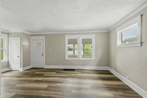 Tiny photo for 615 Maumee Avenue, Toledo, OH 43609 (MLS # 10007814)