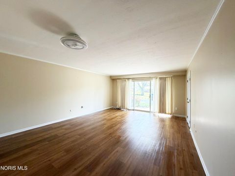 Tiny photo for 425 W Ridge Drive #Apt 6, Fostoria, OH 44830 (MLS # 10007816)