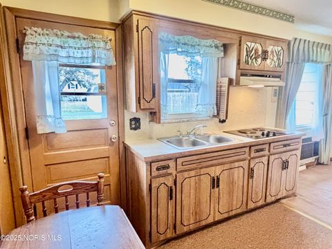 Tiny photo for 465 S Stephen Street, Oregon, OH 43616 (MLS # 10001779)