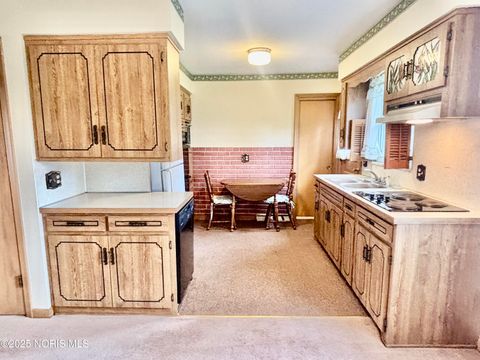 Tiny photo for 465 S Stephen Street, Oregon, OH 43616 (MLS # 10001779)