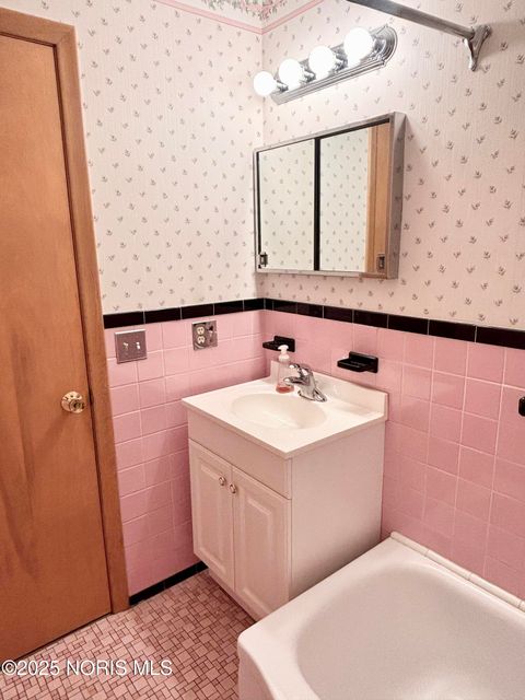 Tiny photo for 465 S Stephen Street, Oregon, OH 43616 (MLS # 10001779)