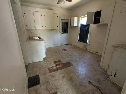 Tiny photo for 668 Bowman Street, Toledo, OH 43609 (MLS # 10011585)