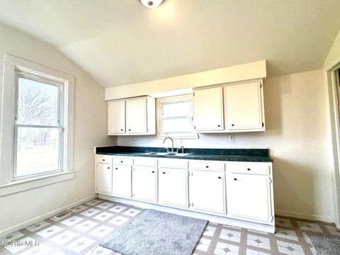 Tiny photo for 965 Curtis Street, Toledo, OH 43609 (MLS # 10005547)