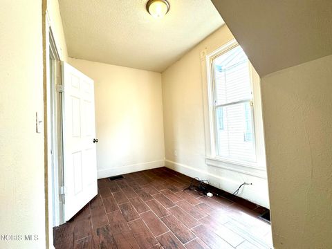 Tiny photo for 965 Curtis Street, Toledo, OH 43609 (MLS # 10005547)