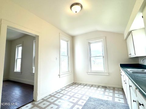 Tiny photo for 965 Curtis Street, Toledo, OH 43609 (MLS # 10005547)