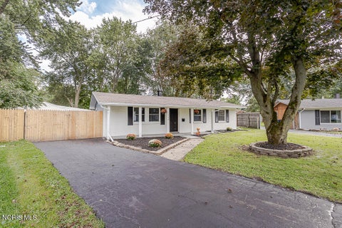 Tiny photo for 1002 Park Lane, Toledo, OH 43615 (MLS # 10013189)