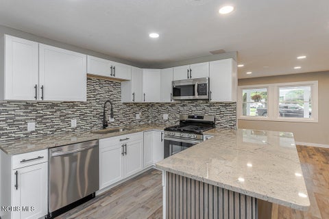Tiny photo for 1002 Park Lane, Toledo, OH 43615 (MLS # 10013189)