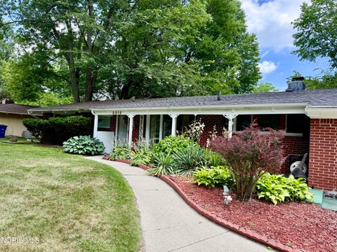 Photo of 3318 E Lincolnshire Boulevard, Toledo, OH 43606 (MLS # 10009849)