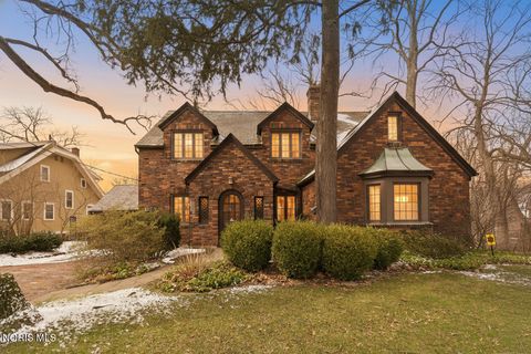 Photo of 3234 Island Avenue, Toledo, OH 43614 (MLS # 10005682)