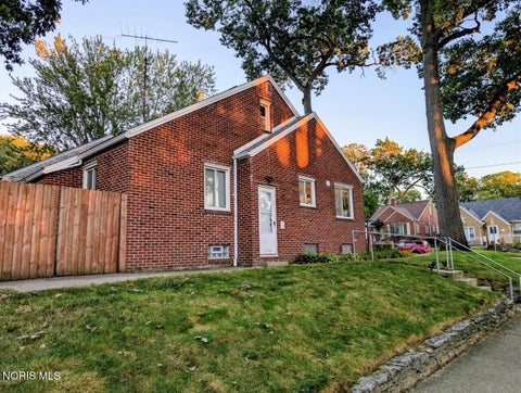 Tiny photo for 2712 Grantwood Drive, Toledo, OH 43613 (MLS # 10014350)