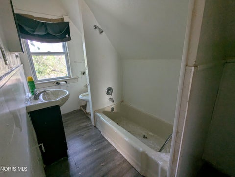 Tiny photo for 21 Banks Street, Toledo, OH 43609 (MLS # 10013756)