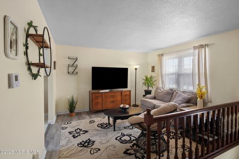 Tiny photo for 2611 Coveview Drive, Toledo, OH 43611 (MLS # 10003706)