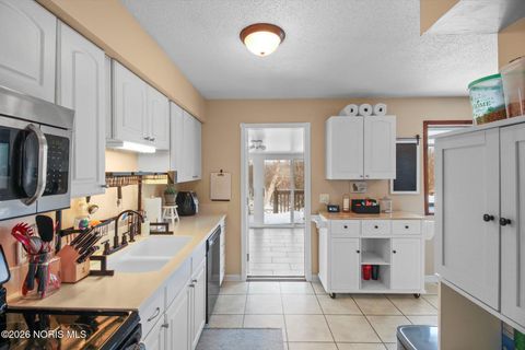 Tiny photo for 2611 Coveview Drive, Toledo, OH 43611 (MLS # 10003706)