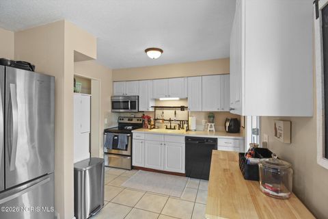 Tiny photo for 2611 Coveview Drive, Toledo, OH 43611 (MLS # 10003706)