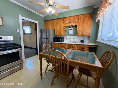 Tiny photo for 2554 York Street, Toledo, OH 43605 (MLS # 10002072)