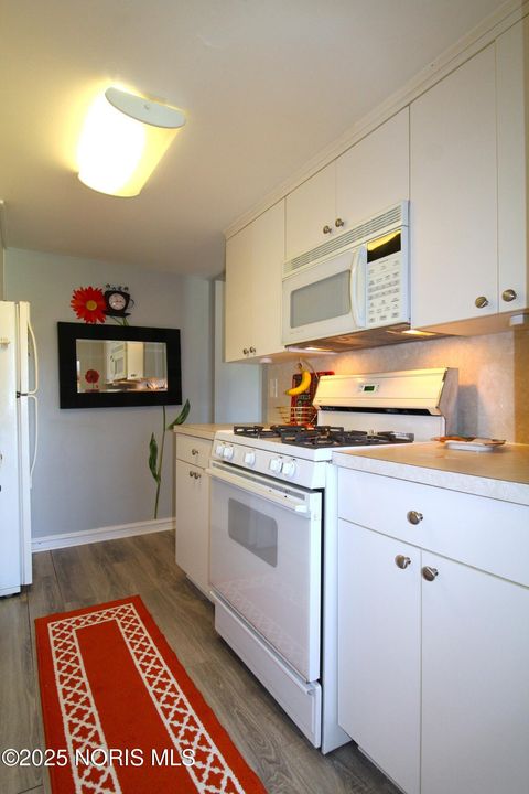 Tiny photo for 6818 Fenwyck Road #Apt 5, Maumee, OH 43537 (MLS # 10000416)