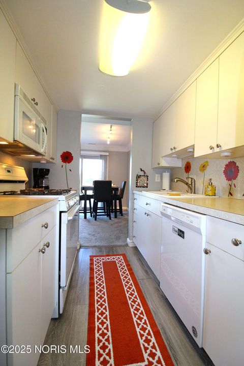 Tiny photo for 6818 Fenwyck Road #Apt 5, Maumee, OH 43537 (MLS # 10000416)