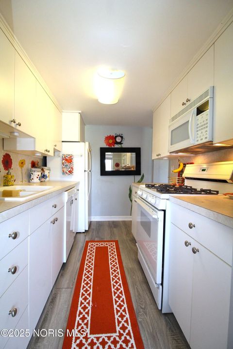 Tiny photo for 6818 Fenwyck Road #Apt 5, Maumee, OH 43537 (MLS # 10000416)