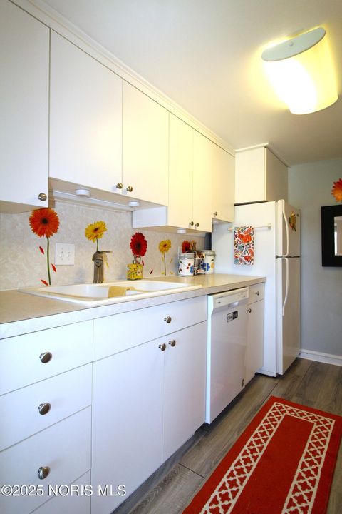 Tiny photo for 6818 Fenwyck Road #Apt 5, Maumee, OH 43537 (MLS # 10000416)