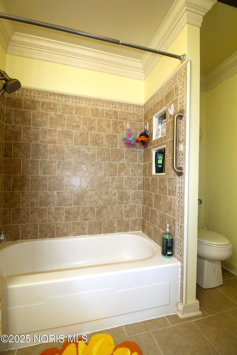 Tiny photo for 6818 Fenwyck Road #Apt 5, Maumee, OH 43537 (MLS # 10000416)