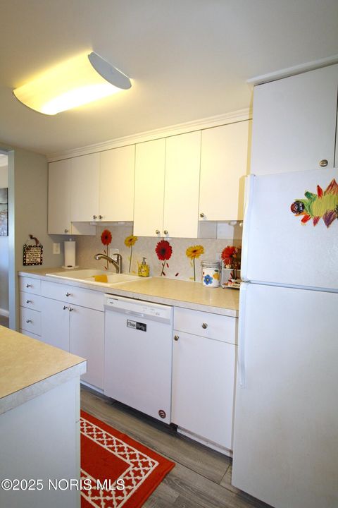 Tiny photo for 6818 Fenwyck Road #Apt 5, Maumee, OH 43537 (MLS # 10000416)