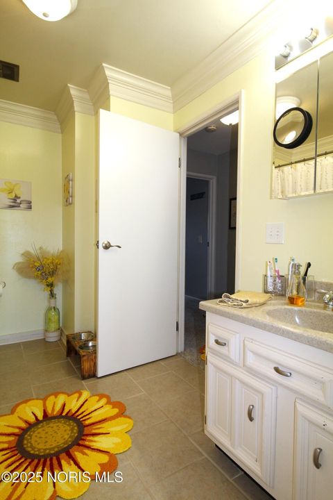 Tiny photo for 6818 Fenwyck Road #Apt 5, Maumee, OH 43537 (MLS # 10000416)