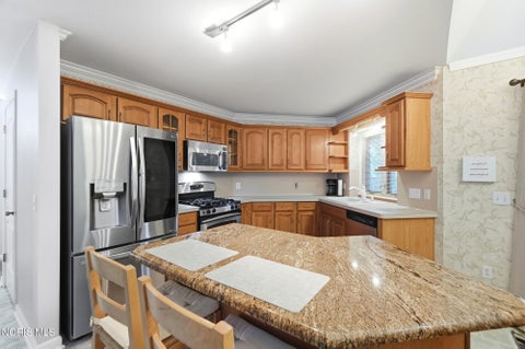 Tiny photo for 2214 Woods Edge Court, Toledo, OH 43615 (MLS # 10012692)