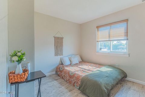 Tiny photo for 2637 Coveview Drive, Toledo, OH 43611 (MLS # 10008263)