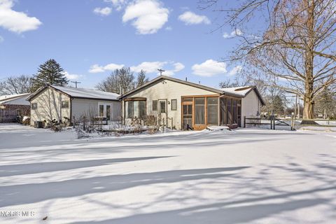 Tiny photo for 1421 Conneaut Avenue, Bowling Green, OH 43402 (MLS # 10005799)