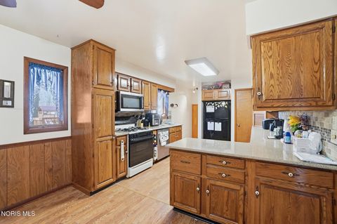 Tiny photo for 5874 Taylor Avenue, Walbridge, OH 43465 (MLS # 10005608)