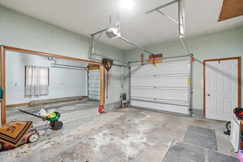 Tiny photo for 5874 Taylor Avenue, Walbridge, OH 43465 (MLS # 10005608)