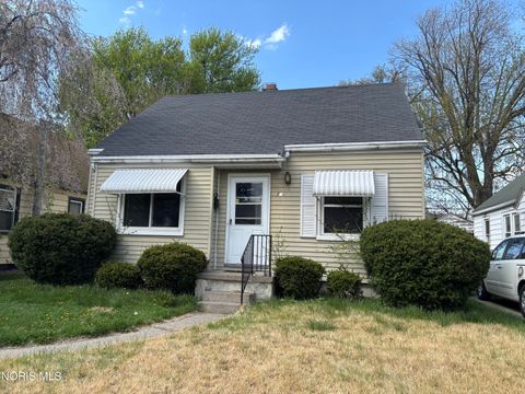 Photo of 820 W Gramercy Avenue, Toledo, OH 43612 (MLS # 10007624)