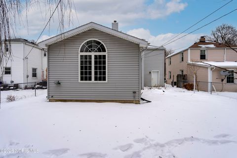 Tiny photo for 1649 Crestwood Road, Toledo, OH 43612 (MLS # 10003993)