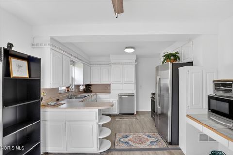 Tiny photo for 2137 Tremainsville Road, Toledo, OH 43613 (MLS # 10006235)