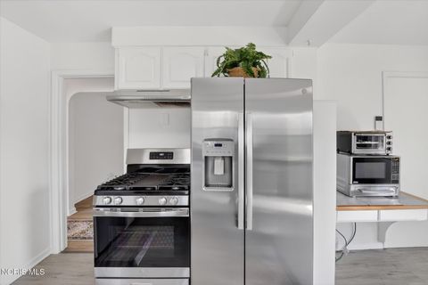 Tiny photo for 2137 Tremainsville Road, Toledo, OH 43613 (MLS # 10006235)