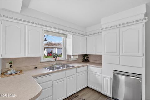 Tiny photo for 2137 Tremainsville Road, Toledo, OH 43613 (MLS # 10006235)