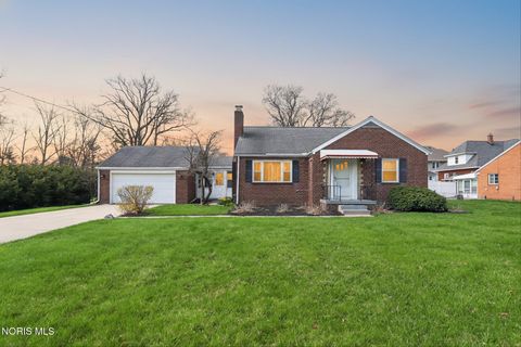 Photo of 2137 Tremainsville Road, Toledo, OH 43613 (MLS # 10006235)
