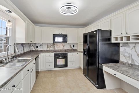 Tiny photo for 1421 Hurd Avenue, Findlay, OH 45840 (MLS # 10002222)