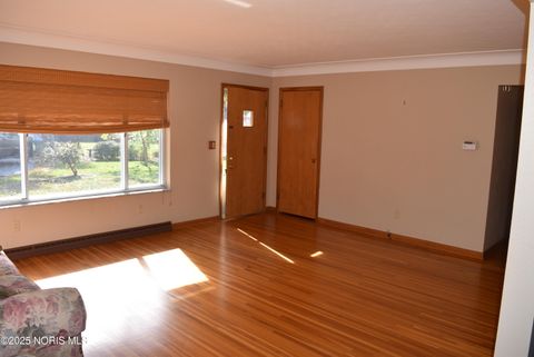 Tiny photo for 8 Arlington Court, Bowling Green, OH 43402 (MLS # 10000718)