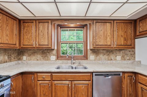 Tiny photo for 816 Oak Knoll Drive, Perrysburg, OH 43551 (MLS # 10007923)