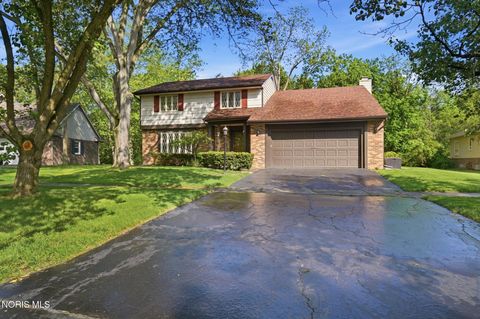 Photo of 816 Oak Knoll Drive, Perrysburg, OH 43551 (MLS # 10007923)
