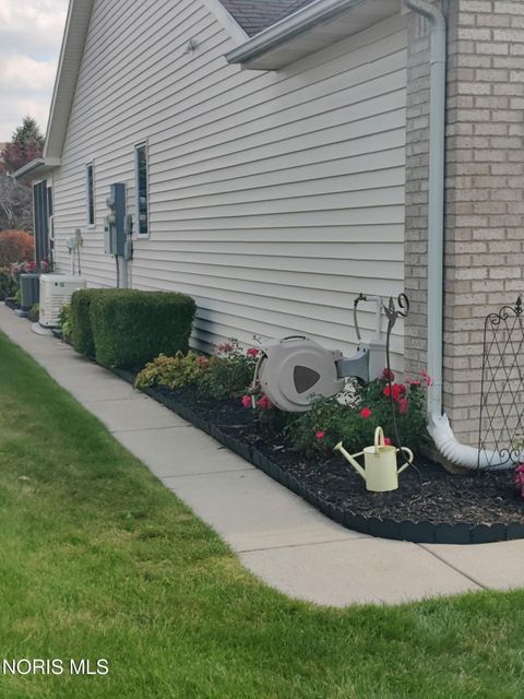 Tiny photo for 26442 E Wexford Drive, Perrysburg, OH 43551 (MLS # 10005669)