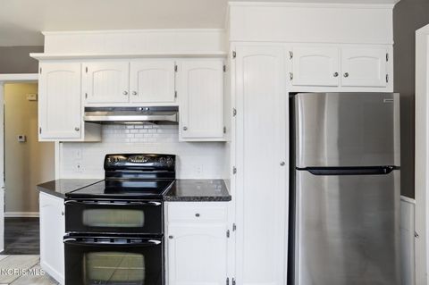 Tiny photo for 4726 Bowen Road, Toledo, OH 43613 (MLS # 10004288)