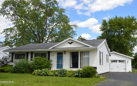 Photo of 2219 Greenacre Drive, Findlay, OH 45840 (MLS # 10009163)
