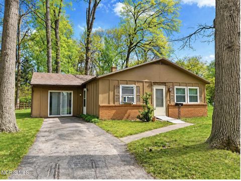 Photo of 101 Abbotswood Drive, Toledo, OH 43615 (MLS # 10006935)