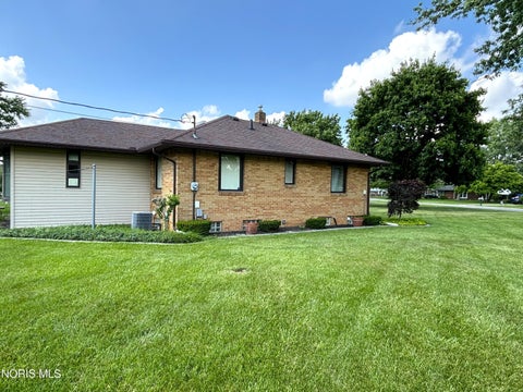 Tiny photo for 647 Valley Drive, Rossford, OH 43460 (MLS # 10008902)