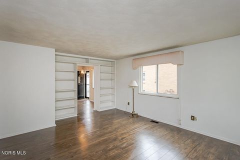 Photo of 2342 Dellwood Drive, Toledo, OH 43613 (MLS # 10008172)